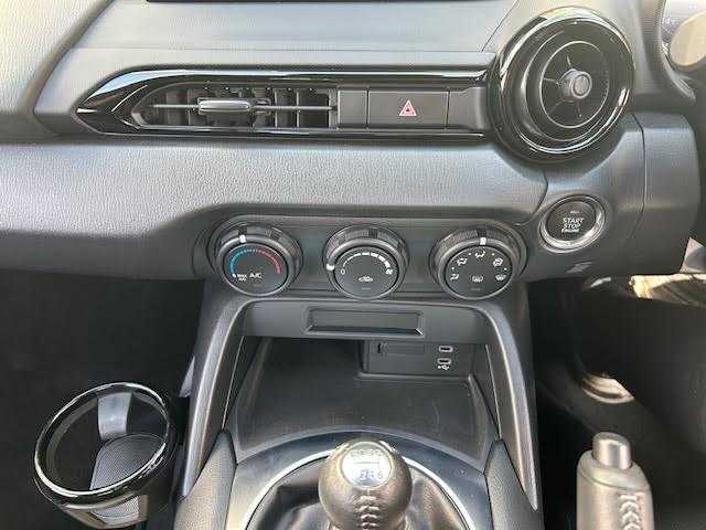 マツダ ロードスター S 埼玉県 2024(令6)年 1.8万km スノーフレイクホワイトパールマイカ 純正ディスプレイオーディオ/Bluetooth/AppleCarPlay/バックカメラ/i-ACTIVSENSE/ブラインドスポットモニター/ドライブレコーダー/LEDヘッドライト/プッシュスタート/リモコンキー/ETC/保証書/取扱説明書/スペアキー