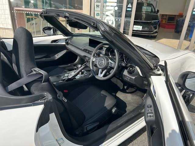 マツダ ロードスター S 埼玉県 2024(令6)年 1.8万km スノーフレイクホワイトパールマイカ 純正ディスプレイオーディオ/Bluetooth/AppleCarPlay/バックカメラ/i-ACTIVSENSE/ブラインドスポットモニター/ドライブレコーダー/LEDヘッドライト/プッシュスタート/リモコンキー/ETC/保証書/取扱説明書/スペアキー