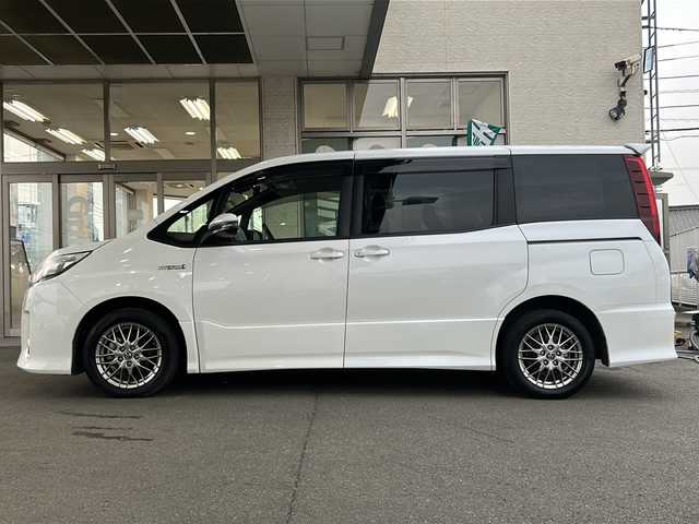 トヨタ ノア ハイブリッド Si 愛媛県 2016(平28)年 5.5万km ホワイトパールクリスタルシャイン ワンオーナー/社外メモリナビ/（CD/DVD/SD/BT/USB）/フルセグTV/バックカメラ/フリップダウンモニター/衝突軽減ブレーキ/両側パワースライドドア/スマートキー/プッシュスタート/スペアキー/アイドリングストップ/後席ロールサンシェード/保証書/取扱説明書