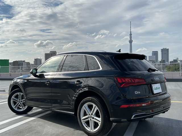 アウディ Ｑ５ 40TDIクワトロ スポーツ 東京都 2020(令2)年 2.1万km 黒 ディーラー車/ディーゼル車/4WD/純正ナビ（CD/DVD/BT/地デジTV/WIFI/)/バックカメラ・全周囲/ハーフレザーシート/シートヒーター・ヒーテッドミラー/BANG&OLUFSENスピーカー/クルーズコントロール/パワーバックドア/ルーフレーム/ドライブレコーダー/純正１９インチアルミ/ステアリングスイッチ/パドルシフト/アイドリングストップ/純正マット/保証書・取説