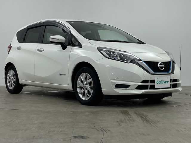 日産 ノート e－パワー X 鹿児島県 2020(令2)年 7.7万km ホワイト 社外SDナビ/Bluetooth/CD/DVD/ETC/バックカメラ/前方ドライブレコーダー/レーンキープアシスト/衝突軽減ブレーキ/純正フロアマット/前後コーナーセンサー/スペアキー1本/アイドリングストップ/保証書/取扱説明書