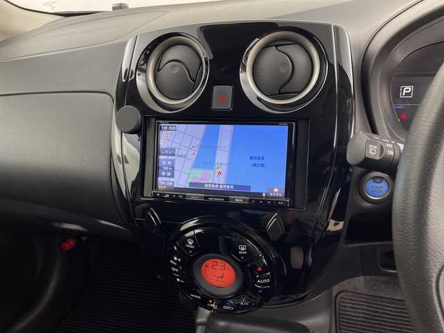 日産 ノート e－パワー X 鹿児島県 2020(令2)年 7.7万km ホワイト 社外SDナビ/Bluetooth/CD/DVD/ETC/バックカメラ/前方ドライブレコーダー/レーンキープアシスト/衝突軽減ブレーキ/純正フロアマット/前後コーナーセンサー/スペアキー1本/アイドリングストップ/保証書/取扱説明書