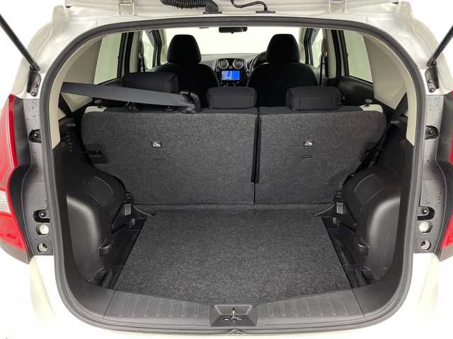 日産 ノート e－パワー X 鹿児島県 2020(令2)年 7.7万km ホワイト 社外SDナビ/Bluetooth/CD/DVD/ETC/バックカメラ/前方ドライブレコーダー/レーンキープアシスト/衝突軽減ブレーキ/純正フロアマット/前後コーナーセンサー/スペアキー1本/アイドリングストップ/保証書/取扱説明書