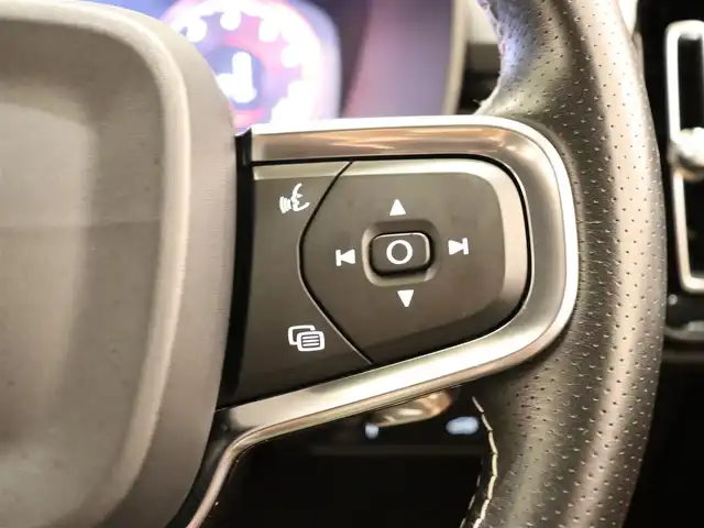 ボルボ ＸＣ４０ T4 AWD Rデザイン 新潟県 2019(令1)年 2.9万km クリスタルホワイトP 衝突回避・被害軽減ブレーキシステム/・歩行者、サイクリスト、大型動物検知機能（夜間含む）/アダプティブクルーズコントロール/・パイロットアシスト/レーンキーピングエイド（LKA）/ロードサインインフォメイション（RSI）/クロストラフィックアシスト/360°ビューカメラ/2ゾーン フルオートマチック エアコンディショナー/タッチスクリーン式センターディスプレイ（9インチ）/・HDDナビゲーション/・Bluetooth/USB/・フルセグTV/ドライブレコーダー/パワーテールゲート/ハーフレザーシート/・ファインナッパレザー/Lavaオレンジ（カーペットカラー）/パワーシート（前席）