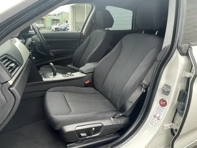 ＢＭＷ ３２０ｉ グランツーリスモ 岐阜県 2013(平25)年 5.7万km アルピンホワイトⅢ 純正HDDナビ/（フルセグTV/CD/DVD/Bluetooth/AUX）/バックカメラ/クルーズコントロール/リアパークディスタンスコントロール/メモリ機能パワーシート/電動リアゲート/キセノンヘッドライト/オートライト/本革巻きステアリング/MTモード付AT/ドライビングパフォーマンスコントロール/アイドリングストップ/純正18インチAW/純正フロアマット/純正ドライブレコーダー/純正ETC/スマートキー×2