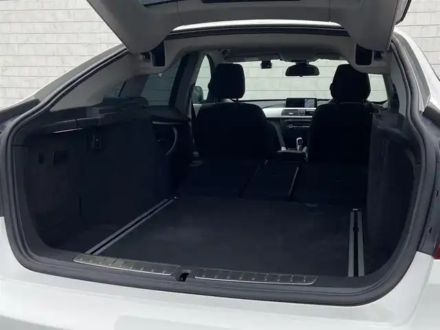 ＢＭＷ ３２０ｉ グランツーリスモ 岐阜県 2013(平25)年 5.7万km アルピンホワイトⅢ 純正HDDナビ/（フルセグTV/CD/DVD/Bluetooth/AUX）/バックカメラ/クルーズコントロール/リアパークディスタンスコントロール/メモリ機能パワーシート/電動リアゲート/キセノンヘッドライト/オートライト/本革巻きステアリング/MTモード付AT/ドライビングパフォーマンスコントロール/アイドリングストップ/純正18インチAW/純正フロアマット/純正ドライブレコーダー/純正ETC/スマートキー×2