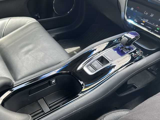 ホンダ ヴェゼル ハイブリッド Z 埼玉県 2015(平27)年 13.8万km ホワイトオーキッドパール (株)IDOMが運営する【じしゃロン熊谷店】の自社ローン専用車両になりますこちらは現金またはオートローンご利用時の価格です。自社ローンご希望の方は別途その旨お申付け下さい/純正HDDナビ（BT/フルセグTV/AM/FM/CD/DVD)/ETC/社外ドライブレコーダー/バックカメラ/クルーズコントロール/LEDヘッドライト/コーナーセンサー/スペアキー/ルーフレール/シートヒーター/純正アルミホイール/プッシュスタート/純正フロアマット/ECON