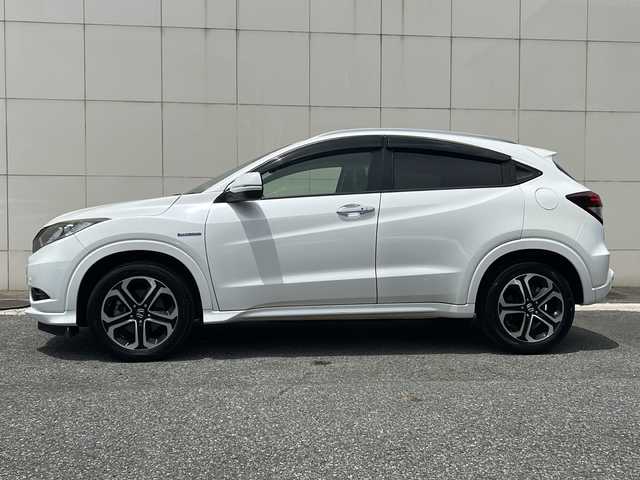 ホンダ ヴェゼル ハイブリッド Z 埼玉県 2015(平27)年 13.8万km ホワイトオーキッドパール (株)IDOMが運営する【じしゃロン熊谷店】の自社ローン専用車両になりますこちらは現金またはオートローンご利用時の価格です。自社ローンご希望の方は別途その旨お申付け下さい/純正HDDナビ（BT/フルセグTV/AM/FM/CD/DVD)/ETC/社外ドライブレコーダー/バックカメラ/クルーズコントロール/LEDヘッドライト/コーナーセンサー/スペアキー/ルーフレール/シートヒーター/純正アルミホイール/プッシュスタート/純正フロアマット/ECON