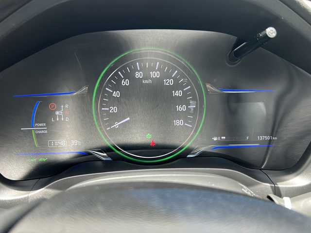 ホンダ ヴェゼル ハイブリッド Z 埼玉県 2015(平27)年 13.8万km ホワイトオーキッドパール (株)IDOMが運営する【じしゃロン熊谷店】の自社ローン専用車両になりますこちらは現金またはオートローンご利用時の価格です。自社ローンご希望の方は別途その旨お申付け下さい/純正HDDナビ（BT/フルセグTV/AM/FM/CD/DVD)/ETC/社外ドライブレコーダー/バックカメラ/クルーズコントロール/LEDヘッドライト/コーナーセンサー/スペアキー/ルーフレール/シートヒーター/純正アルミホイール/プッシュスタート/純正フロアマット/ECON