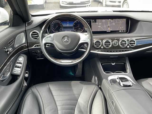 メルセデス・ベンツ Ｓ５５０Ｌ 東京都 2014(平26)年 6.2万km ダイヤモンドホワイト ショーファーP　/新車時保証書　整備記録簿　取扱説明書/ナイトビューアシスト　/ヘッドアップディスプレイ/PRE-SAFEブレーキ	/DTR＋ステアリング	/ブラインドウスポット	/レーンキープアシスト	/アイドリングストップ	/純正HDDナビ/フルセグTV	/SD/CD/DVD/REC/BT/USB/360度カメラ　ETC【DSRC】	/ブルメスター/リヤエンターテイメント/レザーシート　サンルーフ/全席シートヒーター/全席ベンチレーター/メモリー付パワーシート	/スマートキー×2本/パークトロニック	/LEDヘッドライト/オートライト	/パドルシフト付皮巻きハンドル	/パワーバックドア	/AMG18インチアルミ