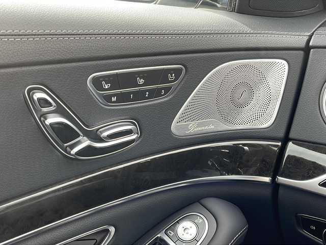 メルセデス・ベンツ Ｓ５５０Ｌ 東京都 2014(平26)年 6.2万km ダイヤモンドホワイト ショーファーP　/新車時保証書　整備記録簿　取扱説明書/ナイトビューアシスト　/ヘッドアップディスプレイ/PRE-SAFEブレーキ	/DTR＋ステアリング	/ブラインドウスポット	/レーンキープアシスト	/アイドリングストップ	/純正HDDナビ/フルセグTV	/SD/CD/DVD/REC/BT/USB/360度カメラ　ETC【DSRC】	/ブルメスター/リヤエンターテイメント/レザーシート　サンルーフ/全席シートヒーター/全席ベンチレーター/メモリー付パワーシート	/スマートキー×2本/パークトロニック	/LEDヘッドライト/オートライト	/パドルシフト付皮巻きハンドル	/パワーバックドア	/AMG18インチアルミ