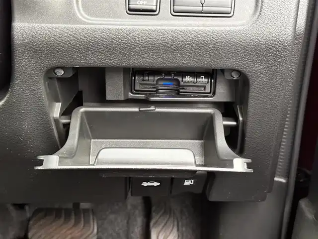 日産 セレナ ハイウェイスター 宮城県 2017(平29)年 2.1万km マルーンレッド セーフティパックB/・プロパイロット/・車線逸脱防止支援システム/・SRSエアバッグ（サイド/カーテン）/・アラウンドビューモニター/・スマートルームミラー/・ステアリングスイッチ/・踏み間違い衝突防止アシスト/・インテリジェントパーキングアシスト/・進入禁止標識検知/・ふらつき警報/・フロント＆バックソナー/・ヒーター付ドアミラー/・オートブレーキホールド/ハンズフリーパワースライドドア（両側）/16インチアルミホイール/LEDヘッドランプ/快適パック/・シートバックポケット（運転席/助手席）/・パーソナルテーブル（3列目）/・USB電源ソケット（2列目/3列目）/・2列目超ロングスライド/横スライドシート/・3列目シートスライド機構/＝＝＝/エマージェンシーブレーキ/車線逸脱警報/純正9インチナビ（MM516D-L）/・CD/DVD/・Bluetooth/・フルセグTV/ビルトインETC/ドライブレコーダー/革巻きステアリング/オートライト/スマートキー＆プッシュスタート/スペアキー/電動格納ミラー/純正フロアマット