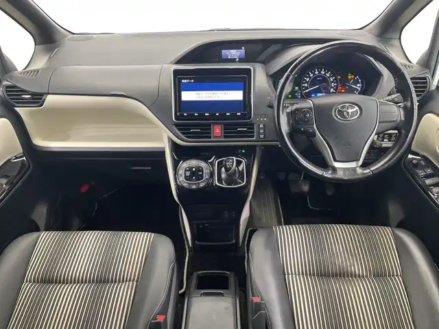 トヨタ ノア ハイブリッド Si ダブルバイビーⅢ 栃木県 2020(令2)年 6.9万km パール ＳＤナビ/（CD/DVD/Bluetooth/USB/フルセグTV）/バックカメラ/TRDエアロ/トヨタセーフティセンス/前後コーナーセンサー/ビルトインETC/前後ドライブレコーダー/両側パワースライドドア/ハーフレザーシート/シートヒーター/後席モニター/オートライト/LEDヘッドライト/横滑り防止装置/フォグランプ/スマートキー/プッシュスタート/ステアリングスイッチ/革巻きステアリング/電動格納ミラー/社外アルミホイール（純正アルミホイール車載）/純正フロアマット