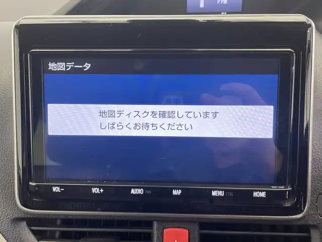 トヨタ ノア ハイブリッド Si ダブルバイビーⅢ 栃木県 2020(令2)年 6.9万km パール ＳＤナビ/（CD/DVD/Bluetooth/USB/フルセグTV）/バックカメラ/TRDエアロ/トヨタセーフティセンス/前後コーナーセンサー/ビルトインETC/前後ドライブレコーダー/両側パワースライドドア/ハーフレザーシート/シートヒーター/後席モニター/オートライト/LEDヘッドライト/横滑り防止装置/フォグランプ/スマートキー/プッシュスタート/ステアリングスイッチ/革巻きステアリング/電動格納ミラー/社外アルミホイール（純正アルミホイール車載）/純正フロアマット