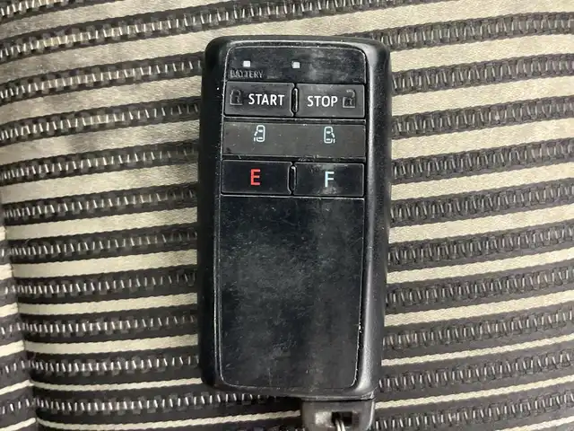 トヨタ ノア ハイブリッド Si ダブルバイビーⅢ 栃木県 2020(令2)年 6.9万km パール ＳＤナビ/（CD/DVD/Bluetooth/USB/フルセグTV）/バックカメラ/TRDエアロ/トヨタセーフティセンス/前後コーナーセンサー/ビルトインETC/前後ドライブレコーダー/両側パワースライドドア/ハーフレザーシート/シートヒーター/後席モニター/オートライト/LEDヘッドライト/横滑り防止装置/フォグランプ/スマートキー/プッシュスタート/ステアリングスイッチ/革巻きステアリング/電動格納ミラー/社外アルミホイール（純正アルミホイール車載）/純正フロアマット