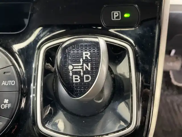 トヨタ ノア ハイブリッド Si ダブルバイビーⅢ 栃木県 2020(令2)年 6.9万km パール ＳＤナビ/（CD/DVD/Bluetooth/USB/フルセグTV）/バックカメラ/TRDエアロ/トヨタセーフティセンス/前後コーナーセンサー/ビルトインETC/前後ドライブレコーダー/両側パワースライドドア/ハーフレザーシート/シートヒーター/後席モニター/オートライト/LEDヘッドライト/横滑り防止装置/フォグランプ/スマートキー/プッシュスタート/ステアリングスイッチ/革巻きステアリング/電動格納ミラー/社外アルミホイール（純正アルミホイール車載）/純正フロアマット