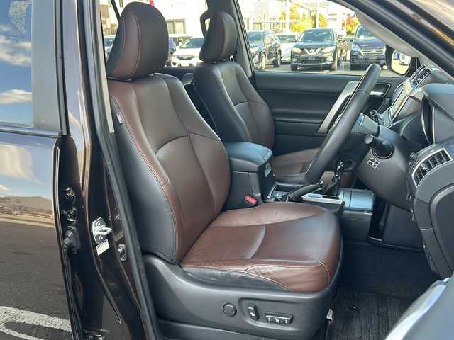 トヨタ ランドクルーザー プラド TXLパッケージ G－フロンティア 秋田県 2017(平29)年 5.6万km ヴィンテージブラウンパールクリスタルシャイン ・純正ナビ/・CD再生可能/・ワンセグTV/・Ｂｌｕｅｔｏｏｔｈ/・ムーンルーフ/・ＥＴＣ/・ドラレコ/・バックカメラ/・レザーシート/・前席パワーシート/・シートヒーター/・クルーズコントロール/・純正フロアマット/・前後コーナーセンサー/・横滑り防止装置