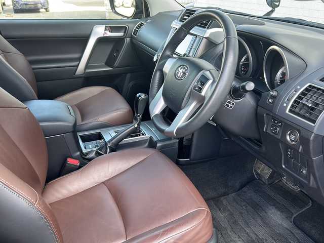トヨタ ランドクルーザー プラド TXLパッケージ G－フロンティア 秋田県 2017(平29)年 5.6万km ヴィンテージブラウンパールクリスタルシャイン ・純正ナビ/・CD再生可能/・ワンセグTV/・Ｂｌｕｅｔｏｏｔｈ/・ムーンルーフ/・ＥＴＣ/・ドラレコ/・バックカメラ/・レザーシート/・前席パワーシート/・シートヒーター/・クルーズコントロール/・純正フロアマット/・前後コーナーセンサー/・横滑り防止装置