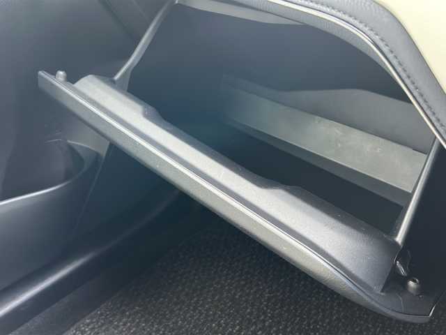 トヨタ オーリスハイブリッド Gパッケージ 愛知県 2016(平28)年 9.7万km ブラックマイカ /純正ナビ/フルセグTV//Bluetooth/CD・DVD//バックカメラ/ビルトインETC//社外デジタルインナーミラー//トヨタセーフティセンスC//プリクラッシュセーフティ//レーンディパーチャーアラート//クリアランスソナー//クルーズコントロール//先行車発進お知らせ//専用本革×ウルトラスエードシート//前席シートヒーター//LEDオートライト//電動格納ミラーウィンカー//プッシュスタート//ISOFIX//純正フロアマット/純正ドアバイザー//取扱説明書/新車保証書//スペアキー//車検R9年５月２３日まで