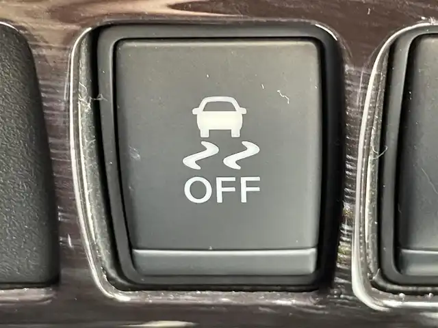 日産 エルグランド ライダー 黒本革 パワーシート 東京都 2014(平26)年 5.6万km ブリリアントシルバー ユーザー買取車/純正ナビ/全方位カメラ/両側パワスラ/黒本革/クルコン/ドラレコ/パワーバックドア/ビルトインＥＴＣ/シートヒーター/ポジションメモリー/フルタイム４ＷＤ/レーダー探知機/キャプテンシート/助手席電動オットマン/２列目キャプテンシート /２列目オットマン /横滑り制御機能/プッシュスタート/スマートキー/純正フロアマット/純正ドアバイザー