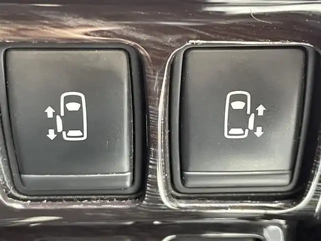 日産 エルグランド ライダー 黒本革 パワーシート 東京都 2014(平26)年 5.6万km ブリリアントシルバー ユーザー買取車/純正ナビ/全方位カメラ/両側パワスラ/黒本革/クルコン/ドラレコ/パワーバックドア/ビルトインＥＴＣ/シートヒーター/ポジションメモリー/フルタイム４ＷＤ/レーダー探知機/キャプテンシート/助手席電動オットマン/２列目キャプテンシート /２列目オットマン /横滑り制御機能/プッシュスタート/スマートキー/純正フロアマット/純正ドアバイザー