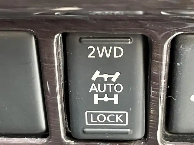 日産 エルグランド ライダー 黒本革 パワーシート 東京都 2014(平26)年 5.6万km ブリリアントシルバー ユーザー買取車/純正ナビ/全方位カメラ/両側パワスラ/黒本革/クルコン/ドラレコ/パワーバックドア/ビルトインＥＴＣ/シートヒーター/ポジションメモリー/フルタイム４ＷＤ/レーダー探知機/キャプテンシート/助手席電動オットマン/２列目キャプテンシート /２列目オットマン /横滑り制御機能/プッシュスタート/スマートキー/純正フロアマット/純正ドアバイザー