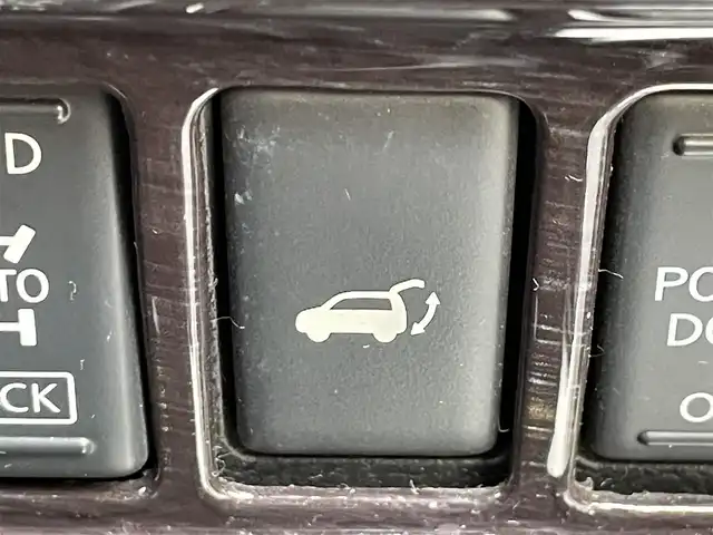 日産 エルグランド ライダー 黒本革 パワーシート 東京都 2014(平26)年 5.6万km ブリリアントシルバー ユーザー買取車/純正ナビ/全方位カメラ/両側パワスラ/黒本革/クルコン/ドラレコ/パワーバックドア/ビルトインＥＴＣ/シートヒーター/ポジションメモリー/フルタイム４ＷＤ/レーダー探知機/キャプテンシート/助手席電動オットマン/２列目キャプテンシート /２列目オットマン /横滑り制御機能/プッシュスタート/スマートキー/純正フロアマット/純正ドアバイザー