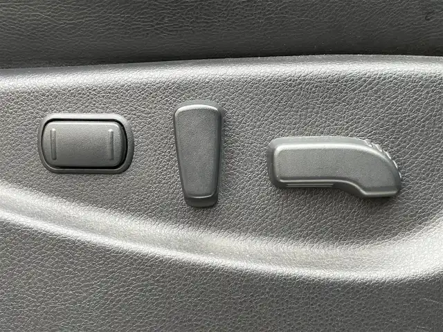 日産 エルグランド ライダー 黒本革 パワーシート 東京都 2014(平26)年 5.6万km ブリリアントシルバー ユーザー買取車/純正ナビ/全方位カメラ/両側パワスラ/黒本革/クルコン/ドラレコ/パワーバックドア/ビルトインＥＴＣ/シートヒーター/ポジションメモリー/フルタイム４ＷＤ/レーダー探知機/キャプテンシート/助手席電動オットマン/２列目キャプテンシート /２列目オットマン /横滑り制御機能/プッシュスタート/スマートキー/純正フロアマット/純正ドアバイザー