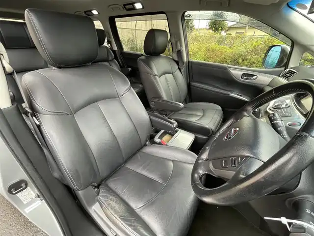 日産 エルグランド ライダー 黒本革 パワーシート 東京都 2014(平26)年 5.6万km ブリリアントシルバー ユーザー買取車/純正ナビ/全方位カメラ/両側パワスラ/黒本革/クルコン/ドラレコ/パワーバックドア/ビルトインＥＴＣ/シートヒーター/ポジションメモリー/フルタイム４ＷＤ/レーダー探知機/キャプテンシート/助手席電動オットマン/２列目キャプテンシート /２列目オットマン /横滑り制御機能/プッシュスタート/スマートキー/純正フロアマット/純正ドアバイザー