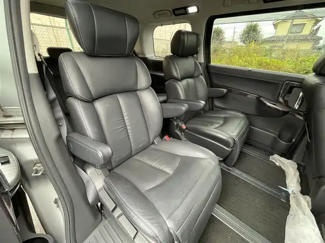 日産 エルグランド ライダー 黒本革 パワーシート 東京都 2014(平26)年 5.6万km ブリリアントシルバー ユーザー買取車/純正ナビ/全方位カメラ/両側パワスラ/黒本革/クルコン/ドラレコ/パワーバックドア/ビルトインＥＴＣ/シートヒーター/ポジションメモリー/フルタイム４ＷＤ/レーダー探知機/キャプテンシート/助手席電動オットマン/２列目キャプテンシート /２列目オットマン /横滑り制御機能/プッシュスタート/スマートキー/純正フロアマット/純正ドアバイザー