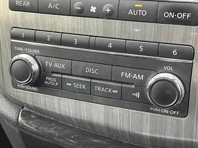 日産 エルグランド ライダー 黒本革 パワーシート 東京都 2014(平26)年 5.6万km ブリリアントシルバー ユーザー買取車/純正ナビ/全方位カメラ/両側パワスラ/黒本革/クルコン/ドラレコ/パワーバックドア/ビルトインＥＴＣ/シートヒーター/ポジションメモリー/フルタイム４ＷＤ/レーダー探知機/キャプテンシート/助手席電動オットマン/２列目キャプテンシート /２列目オットマン /横滑り制御機能/プッシュスタート/スマートキー/純正フロアマット/純正ドアバイザー