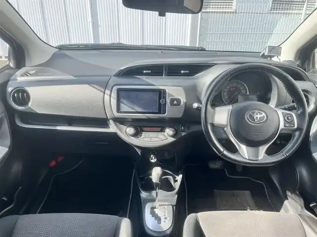 トヨタ ヴィッツ U 島根県 2014(平26)年 2.8万km シルバーM 純正ＳＤナビ　/フルセグＴＶ　/Ｂｌｕｅｔｏｏｔｈ接続　/DVD再生/ドライブレコーダー　/ＥＴＣ　/運転席シートヒーター　/横滑り防止装置　/アイドリングストップ　/スマートキー　/プッシュスタート