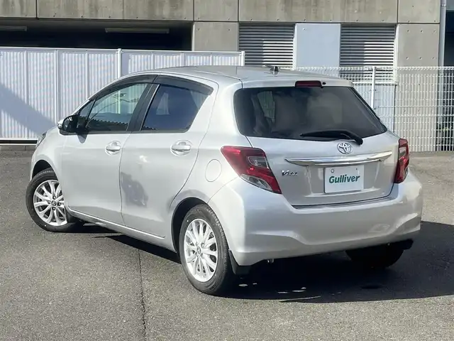 トヨタ ヴィッツ U 島根県 2014(平26)年 2.8万km シルバーM 純正ＳＤナビ　/フルセグＴＶ　/Ｂｌｕｅｔｏｏｔｈ接続　/DVD再生/ドライブレコーダー　/ＥＴＣ　/運転席シートヒーター　/横滑り防止装置　/アイドリングストップ　/スマートキー　/プッシュスタート