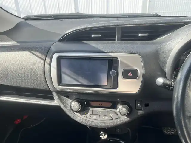 トヨタ ヴィッツ U 島根県 2014(平26)年 2.8万km シルバーM 純正ＳＤナビ　/フルセグＴＶ　/Ｂｌｕｅｔｏｏｔｈ接続　/DVD再生/ドライブレコーダー　/ＥＴＣ　/運転席シートヒーター　/横滑り防止装置　/アイドリングストップ　/スマートキー　/プッシュスタート