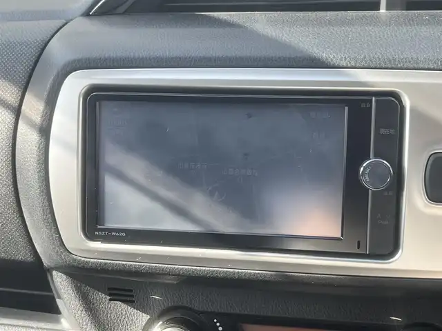 トヨタ ヴィッツ U 島根県 2014(平26)年 2.8万km シルバーM 純正ＳＤナビ　/フルセグＴＶ　/Ｂｌｕｅｔｏｏｔｈ接続　/DVD再生/ドライブレコーダー　/ＥＴＣ　/運転席シートヒーター　/横滑り防止装置　/アイドリングストップ　/スマートキー　/プッシュスタート