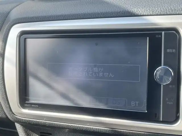 トヨタ ヴィッツ U 島根県 2014(平26)年 2.8万km シルバーM 純正ＳＤナビ　/フルセグＴＶ　/Ｂｌｕｅｔｏｏｔｈ接続　/DVD再生/ドライブレコーダー　/ＥＴＣ　/運転席シートヒーター　/横滑り防止装置　/アイドリングストップ　/スマートキー　/プッシュスタート