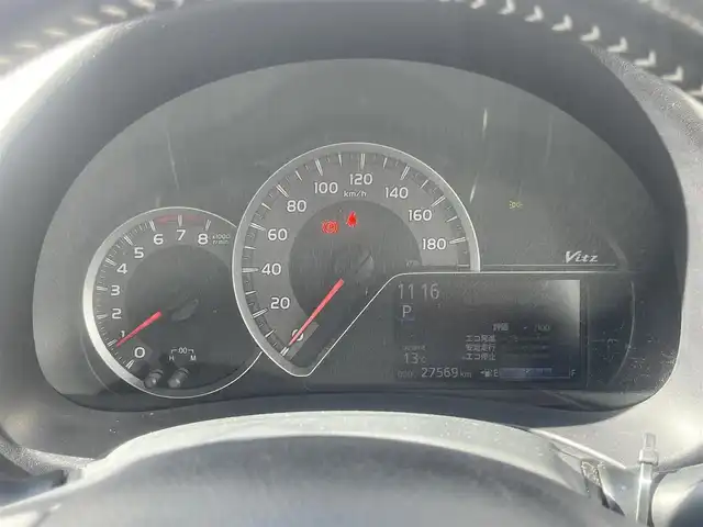 トヨタ ヴィッツ U 島根県 2014(平26)年 2.8万km シルバーM 純正ＳＤナビ　/フルセグＴＶ　/Ｂｌｕｅｔｏｏｔｈ接続　/DVD再生/ドライブレコーダー　/ＥＴＣ　/運転席シートヒーター　/横滑り防止装置　/アイドリングストップ　/スマートキー　/プッシュスタート