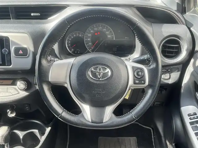 トヨタ ヴィッツ U 島根県 2014(平26)年 2.8万km シルバーM 純正ＳＤナビ　/フルセグＴＶ　/Ｂｌｕｅｔｏｏｔｈ接続　/DVD再生/ドライブレコーダー　/ＥＴＣ　/運転席シートヒーター　/横滑り防止装置　/アイドリングストップ　/スマートキー　/プッシュスタート