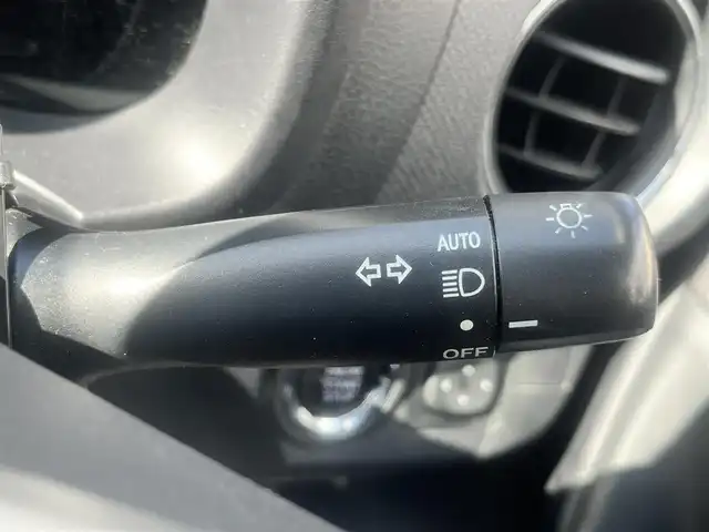 トヨタ ヴィッツ U 島根県 2014(平26)年 2.8万km シルバーM 純正ＳＤナビ　/フルセグＴＶ　/Ｂｌｕｅｔｏｏｔｈ接続　/DVD再生/ドライブレコーダー　/ＥＴＣ　/運転席シートヒーター　/横滑り防止装置　/アイドリングストップ　/スマートキー　/プッシュスタート