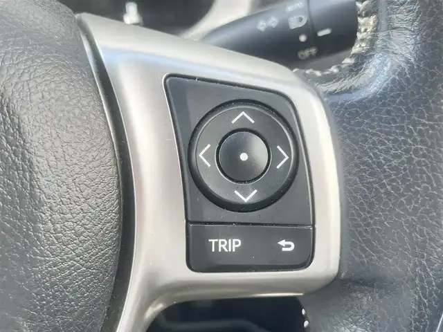 トヨタ ヴィッツ U 島根県 2014(平26)年 2.8万km シルバーM 純正ＳＤナビ　/フルセグＴＶ　/Ｂｌｕｅｔｏｏｔｈ接続　/DVD再生/ドライブレコーダー　/ＥＴＣ　/運転席シートヒーター　/横滑り防止装置　/アイドリングストップ　/スマートキー　/プッシュスタート