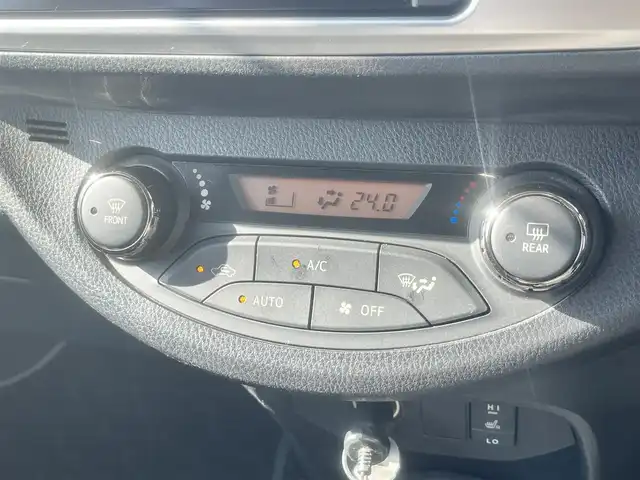 トヨタ ヴィッツ U 島根県 2014(平26)年 2.8万km シルバーM 純正ＳＤナビ　/フルセグＴＶ　/Ｂｌｕｅｔｏｏｔｈ接続　/DVD再生/ドライブレコーダー　/ＥＴＣ　/運転席シートヒーター　/横滑り防止装置　/アイドリングストップ　/スマートキー　/プッシュスタート