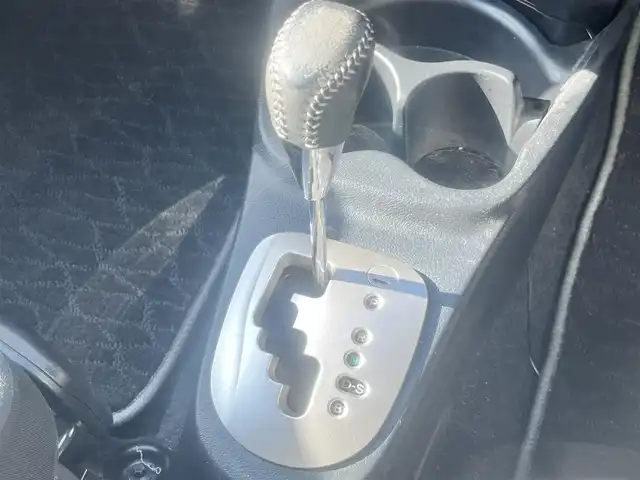 トヨタ ヴィッツ U 島根県 2014(平26)年 2.8万km シルバーM 純正ＳＤナビ　/フルセグＴＶ　/Ｂｌｕｅｔｏｏｔｈ接続　/DVD再生/ドライブレコーダー　/ＥＴＣ　/運転席シートヒーター　/横滑り防止装置　/アイドリングストップ　/スマートキー　/プッシュスタート