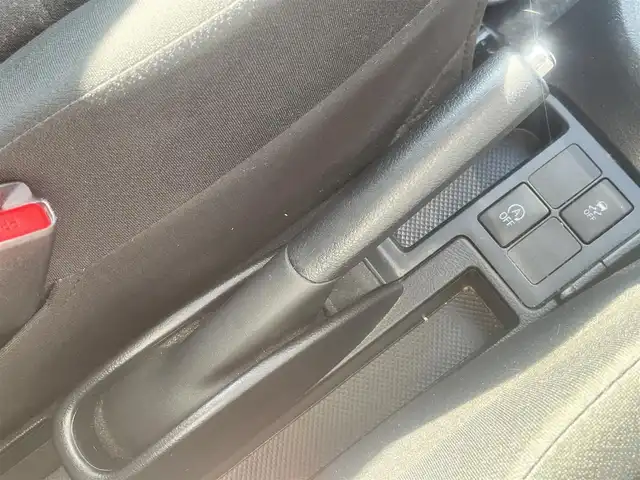 トヨタ ヴィッツ U 島根県 2014(平26)年 2.8万km シルバーM 純正ＳＤナビ　/フルセグＴＶ　/Ｂｌｕｅｔｏｏｔｈ接続　/DVD再生/ドライブレコーダー　/ＥＴＣ　/運転席シートヒーター　/横滑り防止装置　/アイドリングストップ　/スマートキー　/プッシュスタート