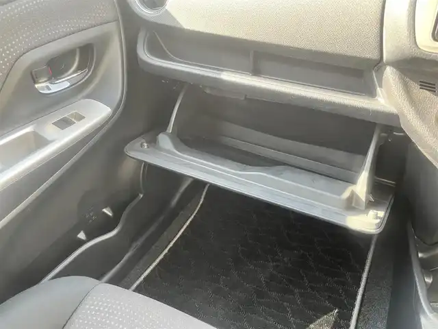 トヨタ ヴィッツ U 島根県 2014(平26)年 2.8万km シルバーM 純正ＳＤナビ　/フルセグＴＶ　/Ｂｌｕｅｔｏｏｔｈ接続　/DVD再生/ドライブレコーダー　/ＥＴＣ　/運転席シートヒーター　/横滑り防止装置　/アイドリングストップ　/スマートキー　/プッシュスタート