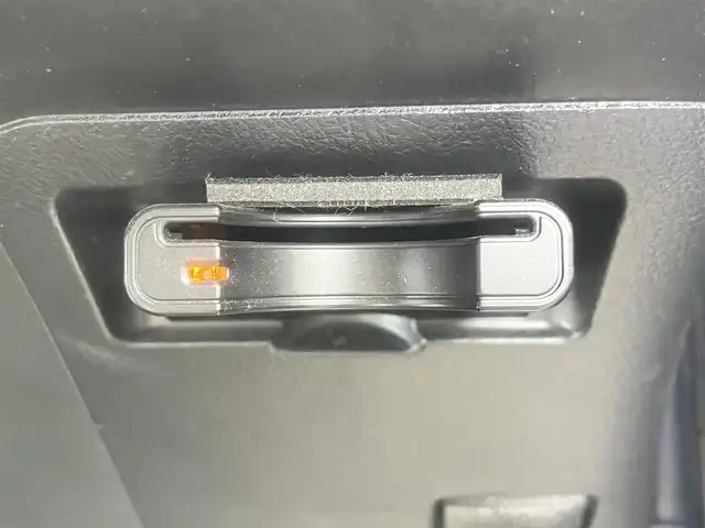 トヨタ ヴィッツ U 島根県 2014(平26)年 2.8万km シルバーM 純正ＳＤナビ　/フルセグＴＶ　/Ｂｌｕｅｔｏｏｔｈ接続　/DVD再生/ドライブレコーダー　/ＥＴＣ　/運転席シートヒーター　/横滑り防止装置　/アイドリングストップ　/スマートキー　/プッシュスタート