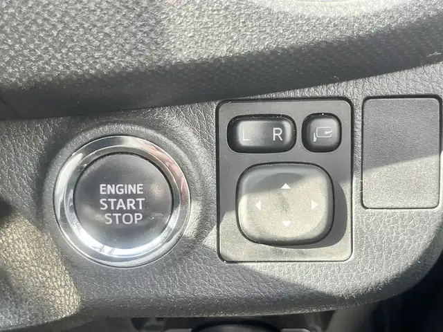 トヨタ ヴィッツ U 島根県 2014(平26)年 2.8万km シルバーM 純正ＳＤナビ　/フルセグＴＶ　/Ｂｌｕｅｔｏｏｔｈ接続　/DVD再生/ドライブレコーダー　/ＥＴＣ　/運転席シートヒーター　/横滑り防止装置　/アイドリングストップ　/スマートキー　/プッシュスタート