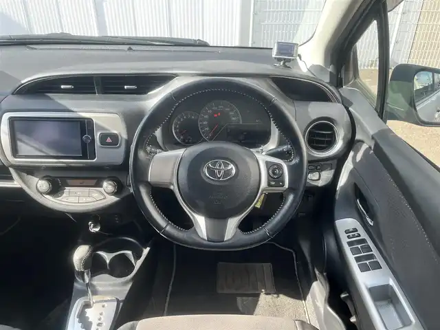 トヨタ ヴィッツ U 島根県 2014(平26)年 2.8万km シルバーM 純正ＳＤナビ　/フルセグＴＶ　/Ｂｌｕｅｔｏｏｔｈ接続　/DVD再生/ドライブレコーダー　/ＥＴＣ　/運転席シートヒーター　/横滑り防止装置　/アイドリングストップ　/スマートキー　/プッシュスタート