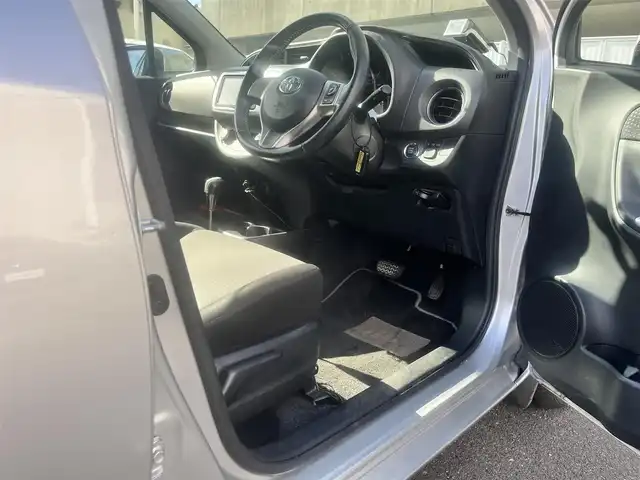 トヨタ ヴィッツ U 島根県 2014(平26)年 2.8万km シルバーM 純正ＳＤナビ　/フルセグＴＶ　/Ｂｌｕｅｔｏｏｔｈ接続　/DVD再生/ドライブレコーダー　/ＥＴＣ　/運転席シートヒーター　/横滑り防止装置　/アイドリングストップ　/スマートキー　/プッシュスタート