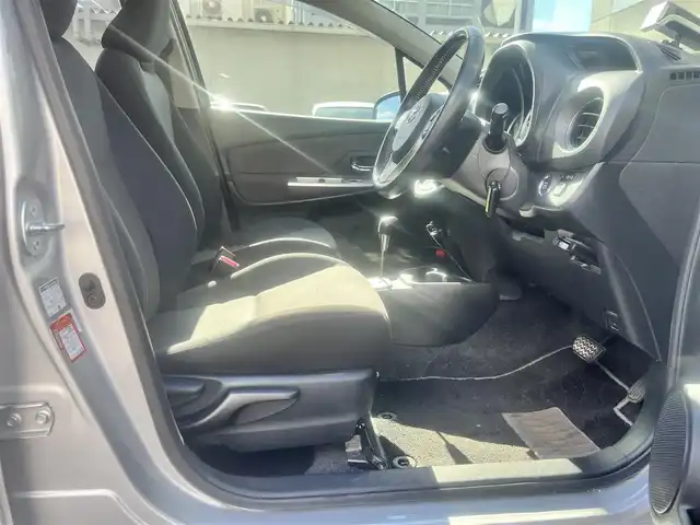 トヨタ ヴィッツ U 島根県 2014(平26)年 2.8万km シルバーM 純正ＳＤナビ　/フルセグＴＶ　/Ｂｌｕｅｔｏｏｔｈ接続　/DVD再生/ドライブレコーダー　/ＥＴＣ　/運転席シートヒーター　/横滑り防止装置　/アイドリングストップ　/スマートキー　/プッシュスタート