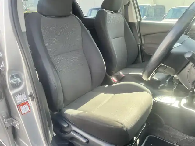 トヨタ ヴィッツ U 島根県 2014(平26)年 2.8万km シルバーM 純正ＳＤナビ　/フルセグＴＶ　/Ｂｌｕｅｔｏｏｔｈ接続　/DVD再生/ドライブレコーダー　/ＥＴＣ　/運転席シートヒーター　/横滑り防止装置　/アイドリングストップ　/スマートキー　/プッシュスタート